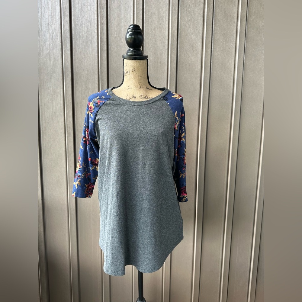 Torrid Super Soft 3/4 Sleeve T-shirt Top with Floral Blue Sleeves size W0 (12)